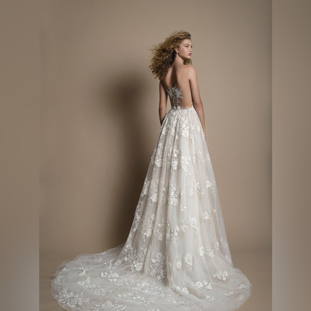 Galia Lahav G-103 Hand Embellished A-line Cathedrale Train Wedding Gown EU40